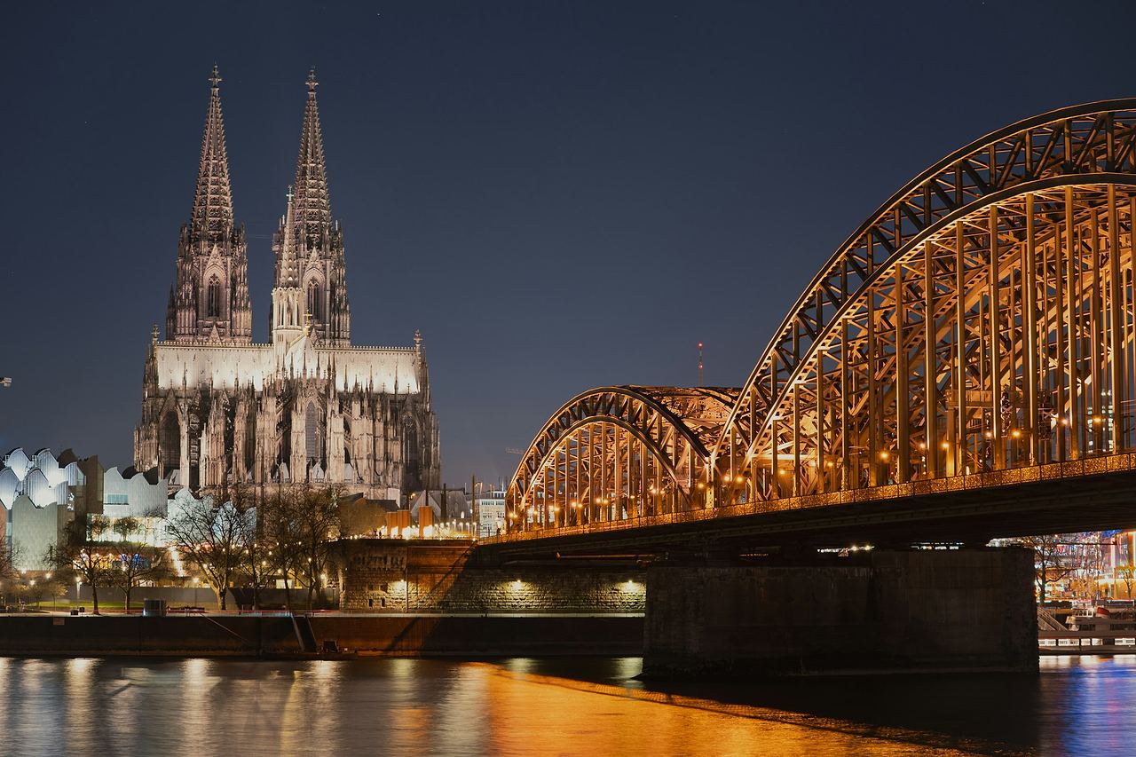 Köln bei Nacht: OXORY berät SAP- und IT-Projekte aus Köln Kölner Dom und Hohenzollernbrücke bei Nacht – Köln, Standort der SAP- und IT-Beratung OXORY